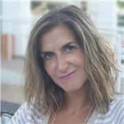 Profesora de Primaria imparte clases a niños de Lengua